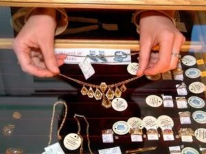 Если в ломбарде приняли фальшивое золото как вернуть деньги